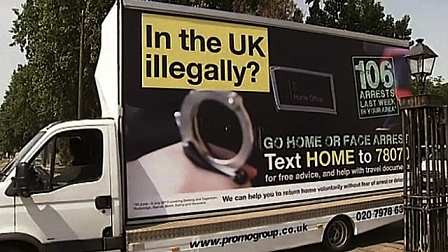 © worldsocialism Werbe-Auto des Home Office mit Aufschrift "In the UK illegaly?"